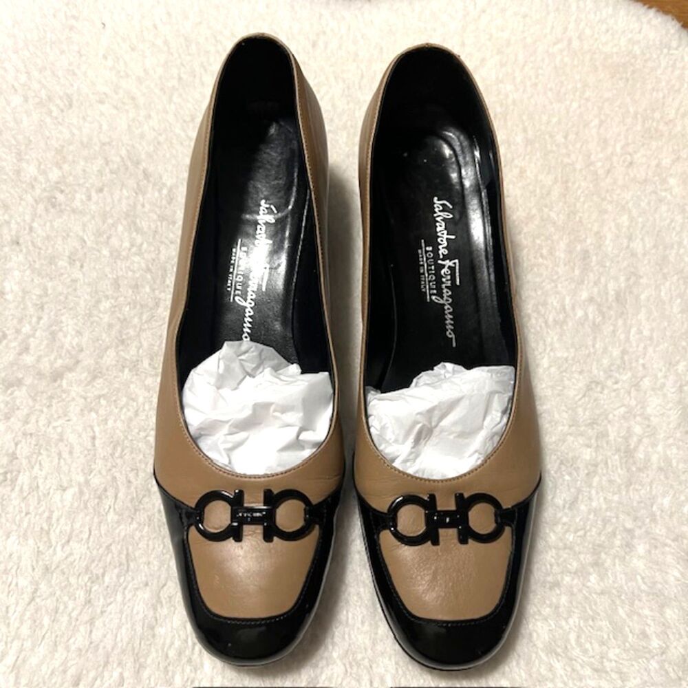 Salvatore Ferragamo Boutique Womens 8.5 B Beige Blk Cap Toe Gancini Wedge Pumps